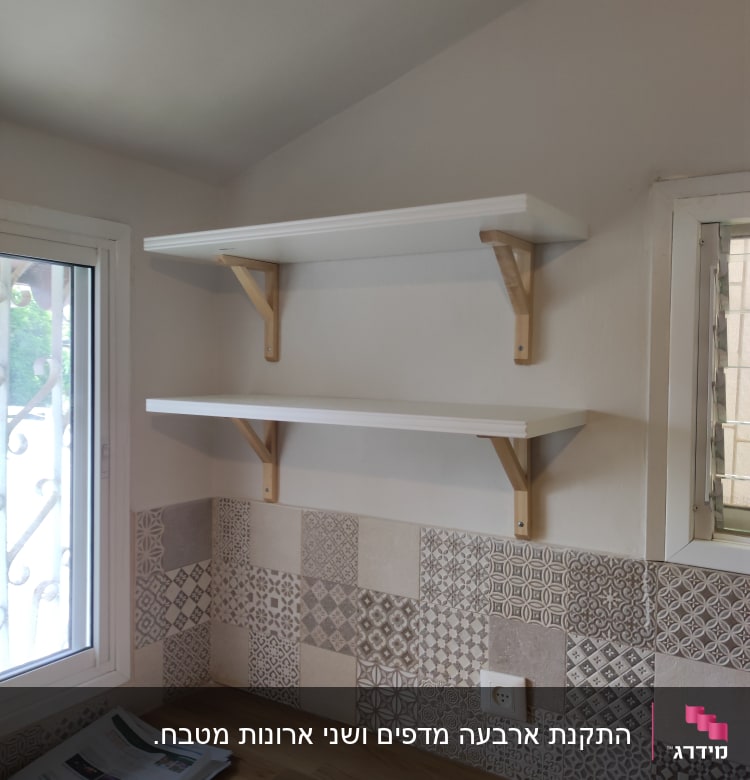 מדפים לבנים עם תומכים מעץ על קיר